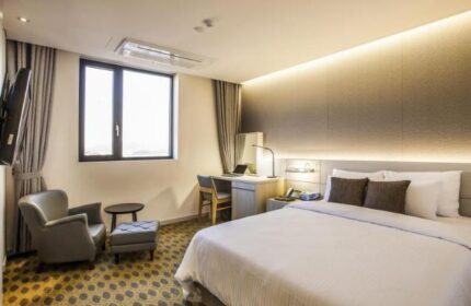 Hamilton Hotel Itaewon room. Gay-friendly hotel with a queen bed, desk, chair, and window. A comfortable stay for gay travelers.