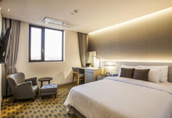 Hamilton Hotel Itaewon room. Gay-friendly hotel with a queen bed, desk, chair, and window. A comfortable stay for gay travelers.