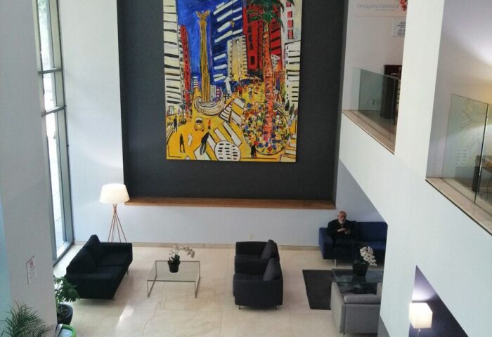 Holiday Inn Express Mexico Reforma lobby. Gay-friendly hotel with modern decor, art, and comfortable seating. Mexico travel advice.