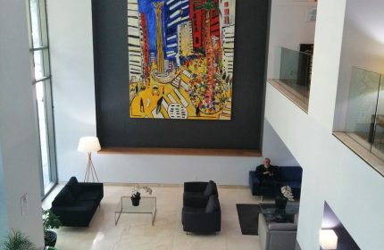 Holiday Inn Express Mexico Reforma lobby. Gay-friendly hotel with modern decor, art, and comfortable seating. Mexico travel advice.