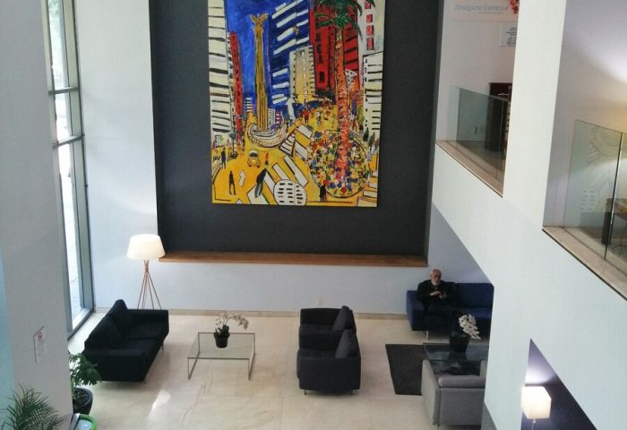 Holiday Inn Express Mexico Reforma lobby. Gay-friendly hotel with modern decor, art, and comfortable seating. Mexico travel advice.