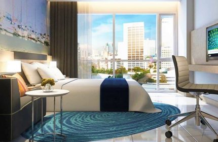 Holiday Inn Express Pattaya Central room. Gay-friendly hotel with city view. Modern design, comfortable bed, and work area. Ideal for gay travelers.