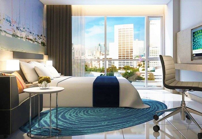 Holiday Inn Express Pattaya Central room. Gay-friendly hotel with city view. Modern design, comfortable bed, and work area. Ideal for gay travelers.