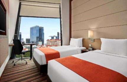 Holiday Inn Express Singapore Clarke Quay twin room view. Gay-friendly hotel, SG Clean Certified. Modern design, city view, desk.