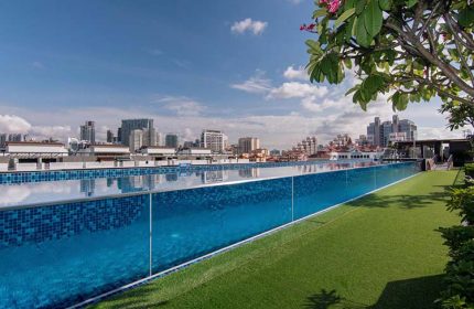 Holiday Inn Express Singapore Clarke Quay gay-friendly hotel rooftop pool. SG Clean Certified. Skyline view from the pool. Great for gay travel.