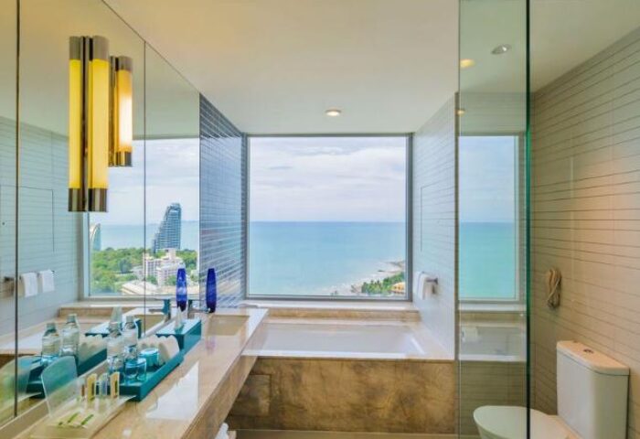 Holiday Inn Pattaya bathroom with ocean view. Gay-friendly hotel featuring modern fixtures, bathtub, and luxurious amenities.