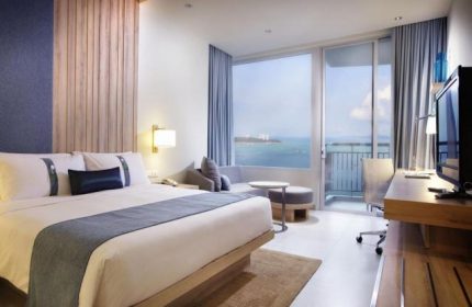 Holiday Inn Pattaya gay-friendly hotel room with sea view. Modern design, king bed, workspace, and balcony. Ideal for gay travelers.