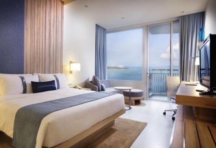 Holiday Inn Pattaya gay-friendly hotel room with sea view. Modern design, king bed, workspace, and balcony. Ideal for gay travelers.