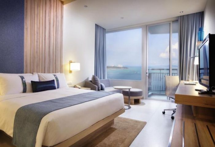 Holiday Inn Pattaya gay-friendly hotel room with sea view. Modern design, king bed, workspace, and balcony. Ideal for gay travelers.