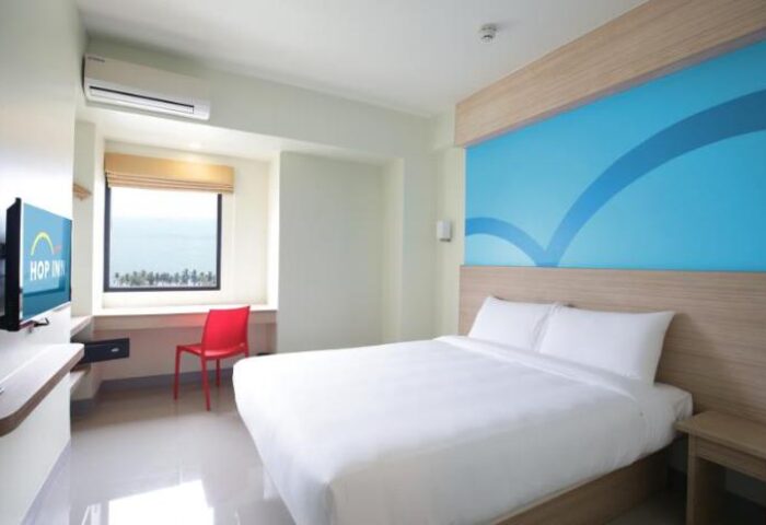 Hop Inn Hotel Ermita Manila room. Gay-friendly hotel with a bed, desk, TV, and view. Ideal for gay men travel in Manila, Philippines.