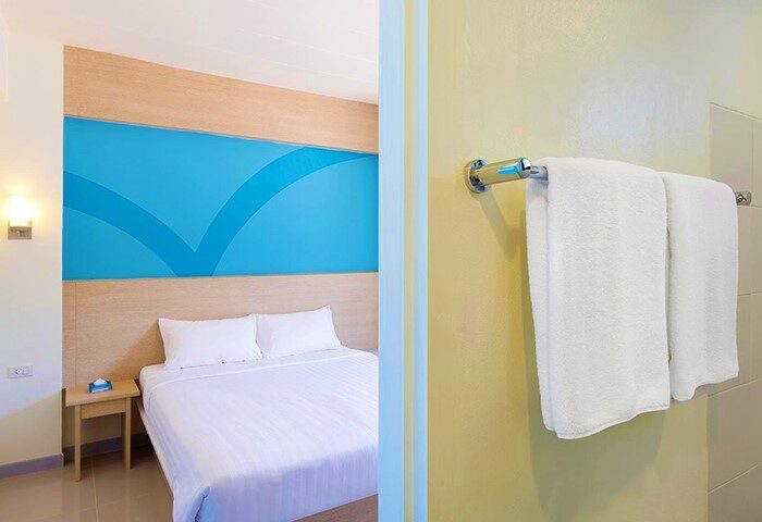 Hop Inn Hotel Tomas Morato Quezon City room. Modern, clean design. Comfortable bed, fresh towels. Gay-friendly hotel in Quezon City.