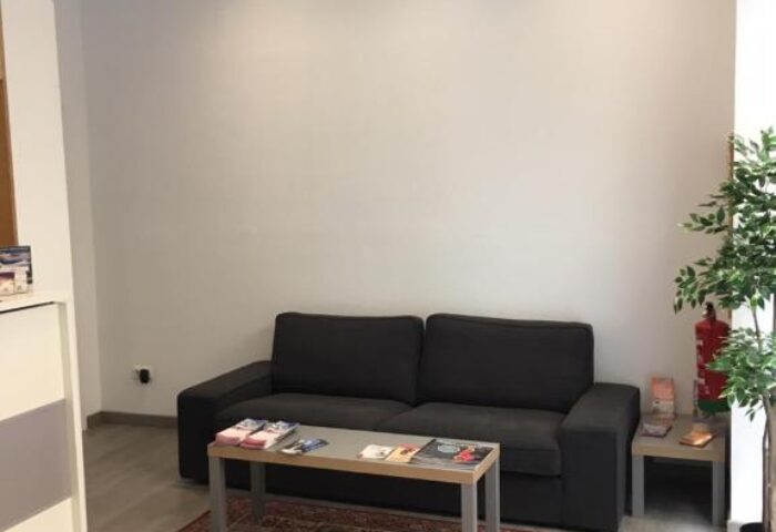 Hostal Pizarro's gay-friendly hotel: Cozy lounge area with sofa, table, and magazines. A welcoming space for gay travelers.