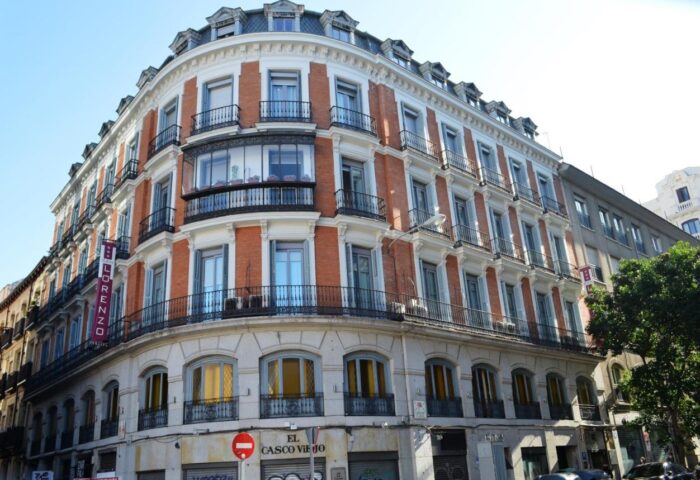 Hostal San Lorenzo, a gay-friendly hotel in Madrid. The building has a classic facade with balconies. A great choice for gay travelers.