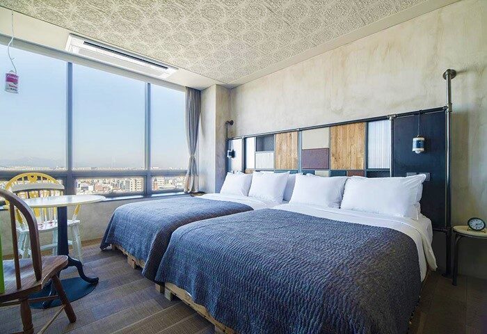Hotel Cappuccino Seoul room with two beds, city view. Gay-friendly hotel with modern design for gay travelers. Seoul travel advice.