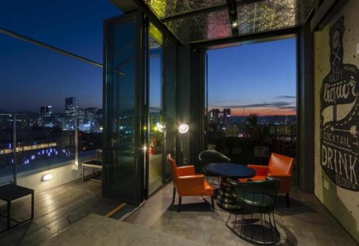Hotel Cappuccino Seoul's gay-friendly rooftop bar at twilight. Modern design, city views, and a relaxed atmosphere for gay travelers.