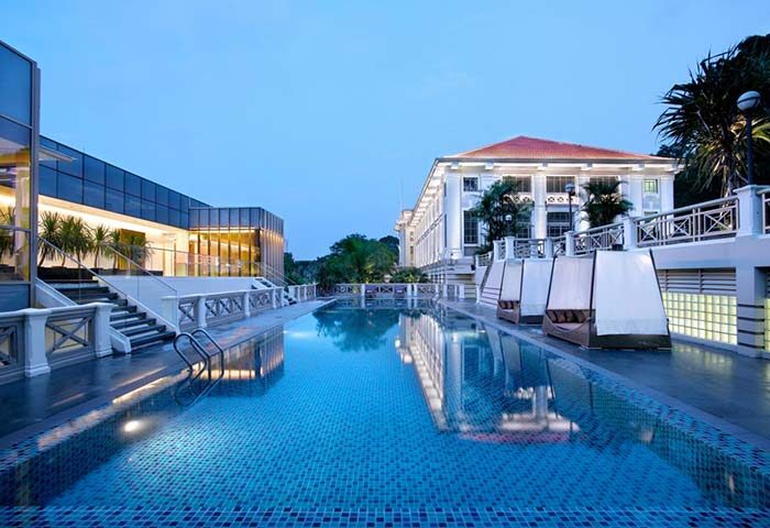 Gay-friendly Hotel Fort Canning pool view. Luxurious hotel with a swimming pool, perfect for gay men travel. Singapore gay travel destination.