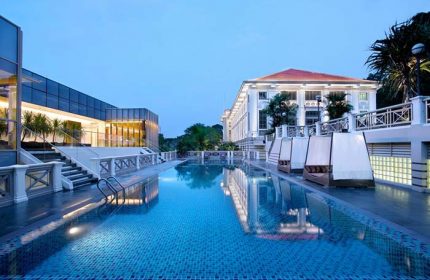 Gay-friendly Hotel Fort Canning pool view. Luxurious hotel with a swimming pool, perfect for gay men travel. Singapore gay travel destination.
