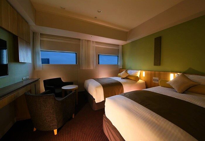 Hotel Gracery Shinjuku room with two beds. Gay-friendly hotel in Tokyo's Shinjuku district, perfect for gay travelers. Chairs and windows.