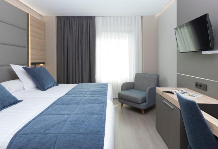 Hotel Liabeny gay-friendly room. Modern room with double bed, desk, TV, and armchair. A comfortable stay for gay travelers in Madrid.