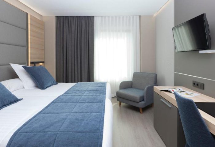 Hotel Liabeny gay-friendly room. Modern room with double bed, desk, TV, and armchair. A comfortable stay for gay travelers in Madrid.