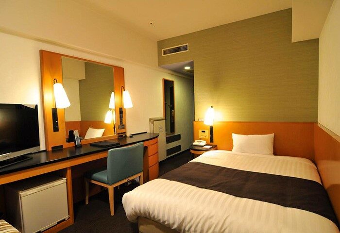 Hotel Listel Shinjuku gay-friendly room. Single bed, desk with mirror, and TV. A comfortable stay for gay travelers in Shinjuku, Tokyo.