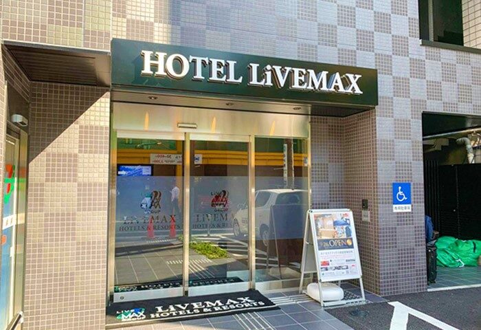 Hotel Livemax Shinjuku-Kabukicho entrance. Gay-friendly hotel in Tokyo's vibrant district. Accessible entrance. Ideal for gay travelers.