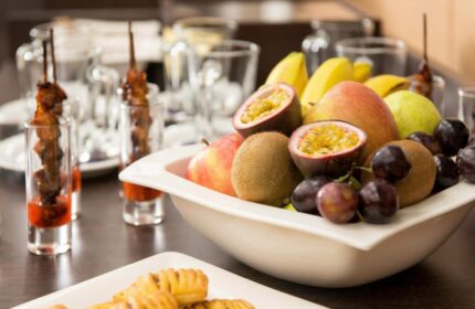 Hotel Lyskirchen's gay-friendly catering: Fruit bowl with passion fruit, kiwi, bananas, plums, apples, and snacks. Cologne's finest hotel.