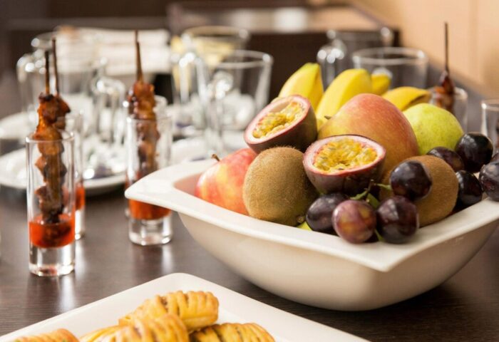 Hotel Lyskirchen's gay-friendly catering: Fruit bowl with passion fruit, kiwi, bananas, plums, apples, and snacks. Cologne's finest hotel.