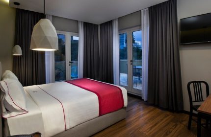 Hotel MX mas reforma gay-friendly room. Modern room with balcony, desk, & geometric lighting. A great choice for gay travelers in Mexico.