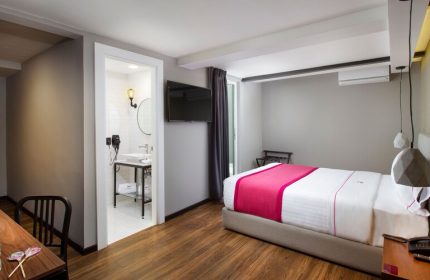 Hotel MX mas reforma gay-friendly room. Bed, TV, desk, and bathroom view. Gay travel lodging in Mexico City. Modern design.