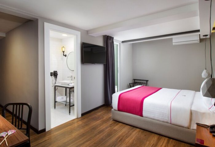 Hotel MX mas reforma gay-friendly room. Bed, TV, desk, and bathroom view. Gay travel lodging in Mexico City. Modern design.