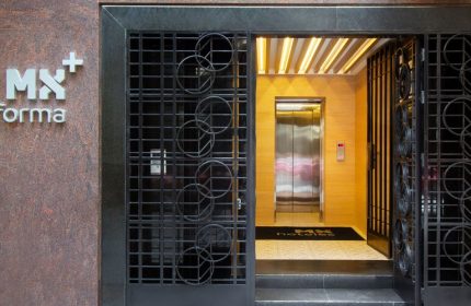 Hotel MX mas reforma entrance. Gay-friendly hotel with modern design. Elevator access. A great choice for gay men travel in Mexico.