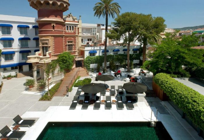 Hotel Medium Sitges Park's pool and lounge area. This gay-friendly hotel in Sitges offers a relaxing retreat for gay travelers.