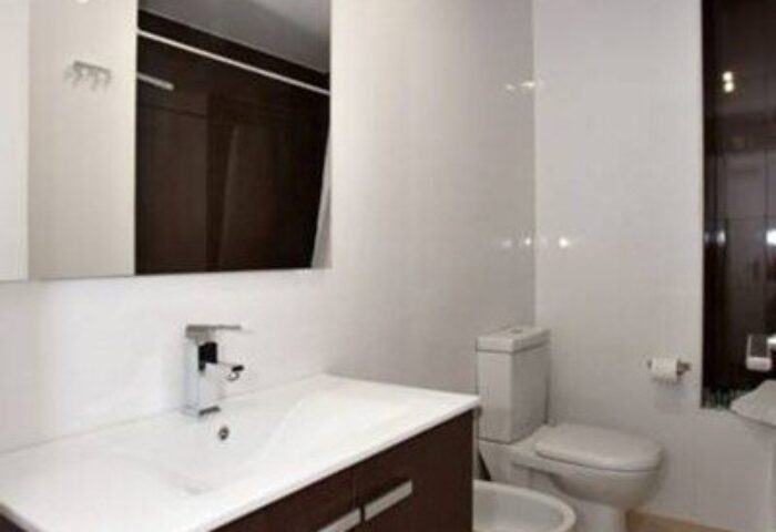 Hotel Natursun gay-friendly hotel bathroom. Modern sink, toilet, and bidet. Clean, white walls. A comfortable space for gay travelers.