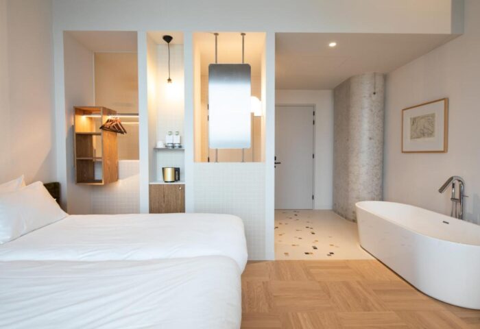 Hotel Pontsteiger gay-friendly hotel room. Modern design with bed, open closet, bathroom with tub. Ideal for gay travel in Amsterdam.