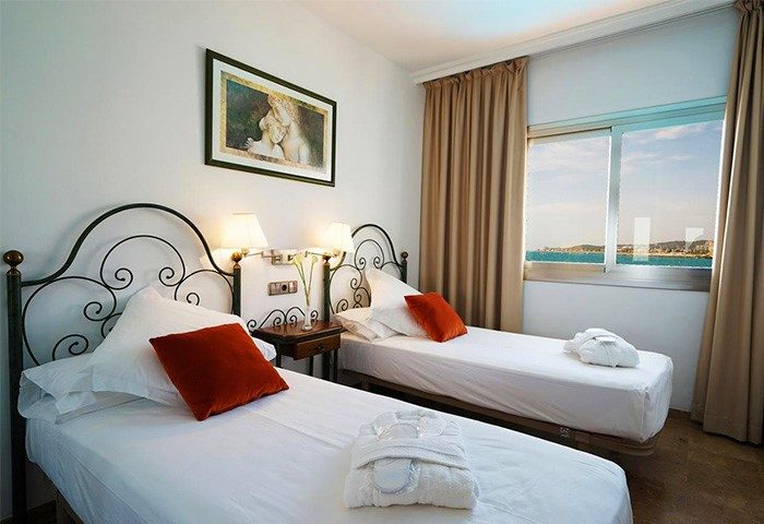 Hotel Port Sitges gay-friendly room. Twin beds, sea view. This gay hotel offers comfortable accommodations for your Sitges vacation.