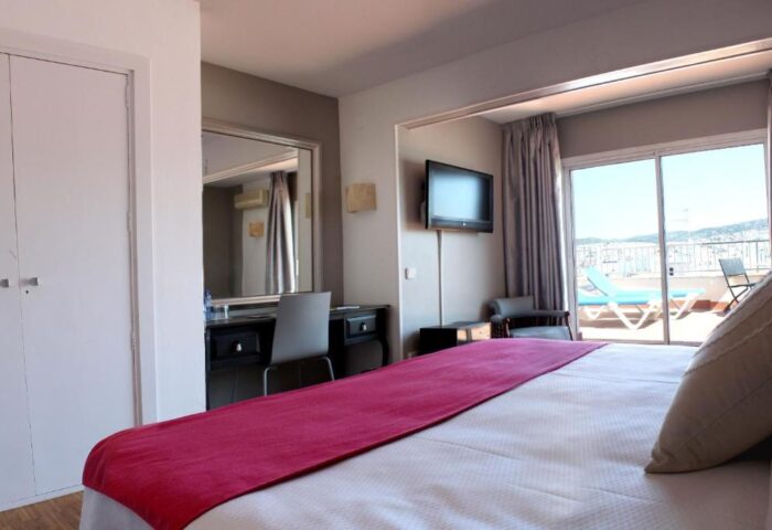 Hotel Subur Sitges room with balcony, sea view. Gay-friendly, pet-friendly hotel. Modern design, desk, TV. Ideal for gay travel in Sitges.
