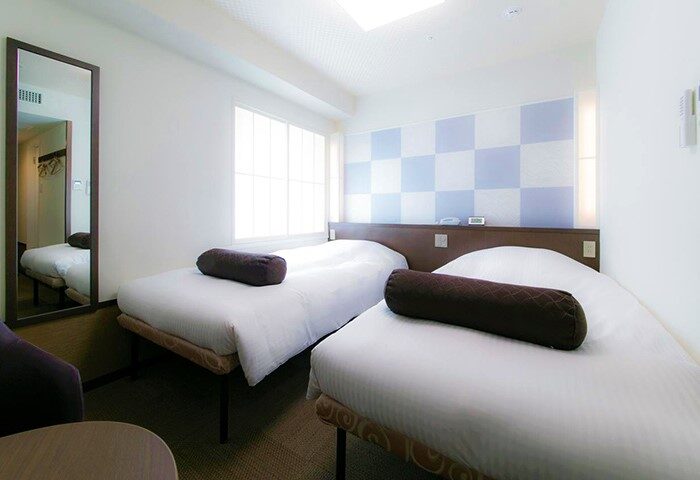 Hotel Sunlite Shinjuku: Twin beds in a gay-friendly room. Clean, modern design. Ideal for gay travelers in Shinjuku, Tokyo. Mirror detail.