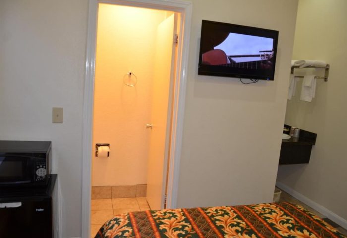 Hotel Sunrise gay-friendly room. Features include a TV, microwave, and private bathroom. Perfect for gay men's travel.