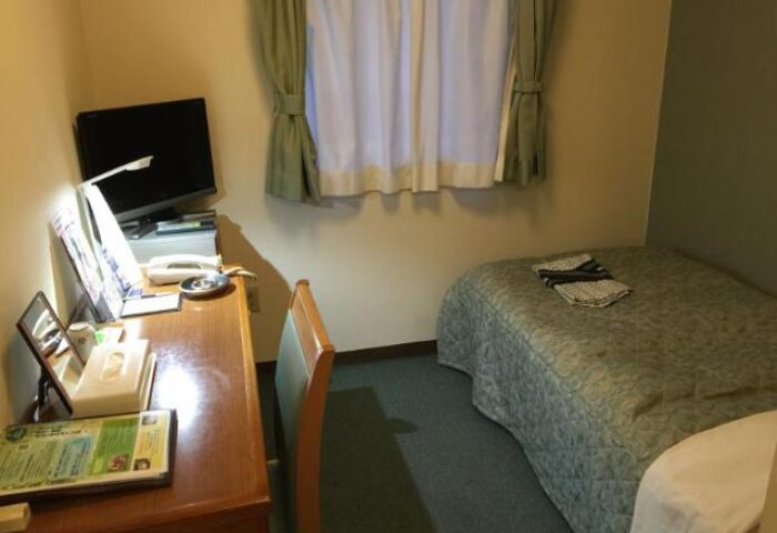 Hotel Tateshina room. Gay-friendly hotel with desk, TV, single bed, and window. A cozy space for gay travelers.