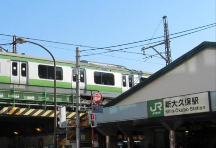 Shin-Okubo Station near Hotel Villa Fontaine Tokyo-Shinjuku. Convenient for gay travelers exploring Shinjuku's vibrant gay scene. Train visible.