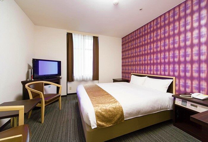 Hotel Wing International Shinjuku room. Modern decor, double bed, TV, desk. Gay-friendly hotel in Shinjuku, Japan. Comfortable stay.