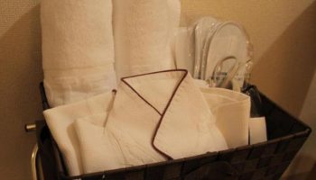 Hotel Wing International Shinjuku gay-friendly room amenities: towels, bathrobe, slippers in a basket. A comfy stay for gay travelers in Shinjuku.