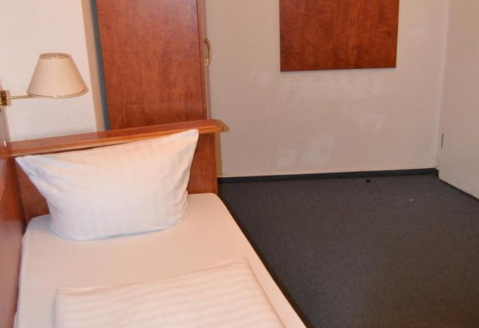Hotel Zeil gay-friendly room. Single bed, wardrobe, and coat rack. A budget-friendly option for gay travelers in Frankfurt. Hotel Zeil interior.