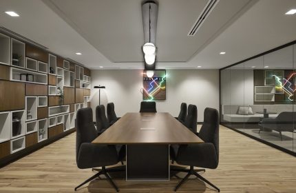 Hyatt Place Montreal Downtown meeting room. Gay-friendly hotel with a conference table, chairs, and modern design. Ideal for business travelers.