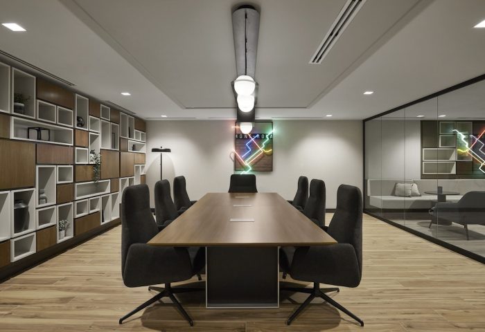 Hyatt Place Montreal Downtown meeting room. Gay-friendly hotel with a conference table, chairs, and modern design. Ideal for business travelers.