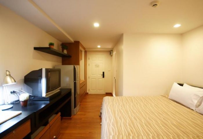 I Residence Hotel Sathorn room. Gay-friendly hotel room with bed, desk, TV, fridge. Modern, clean design. Ideal for gay travelers.