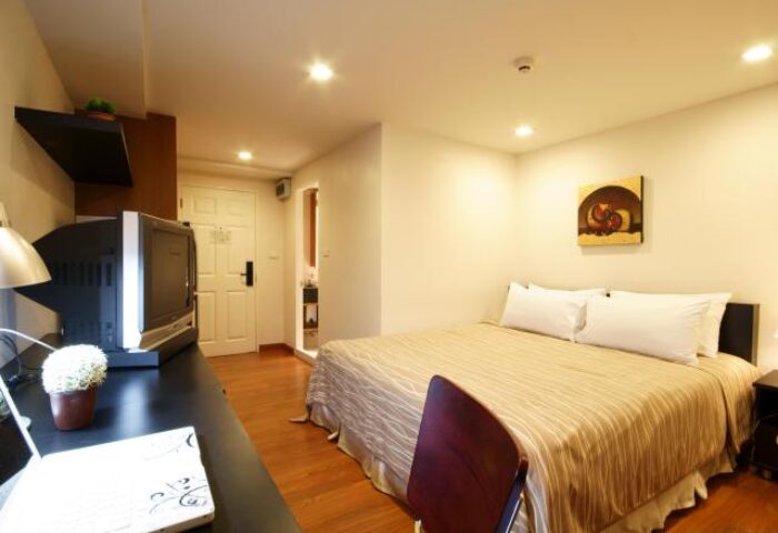I Residence Hotel Sathorn room. Gay-friendly hotel room with bed, desk, and TV. A comfortable stay for gay travelers in Bangkok.