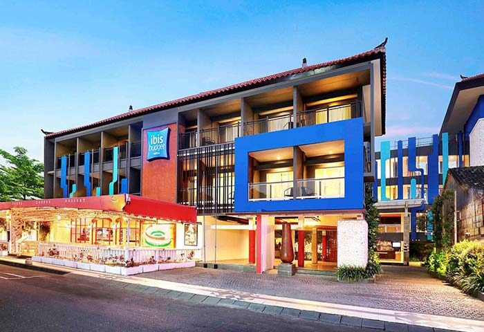 Ibis Budget Bali Seminyak hotel exterior. Gay-friendly hotel with colorful, modern design. Great for gay travel in Seminyak, Bali.