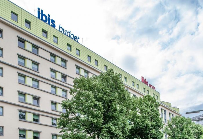 Ibis budget Berlin Kurfurstendamm hotel exterior. Modern building with Ibis logo. Gay-friendly hotel in Berlin, ideal for gay travel.